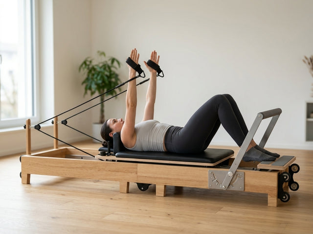 Armzüge im Liegen (Arm Presses) auf dem Pilates Reformer aus Ahornholz (faltbar) - TWHEELS