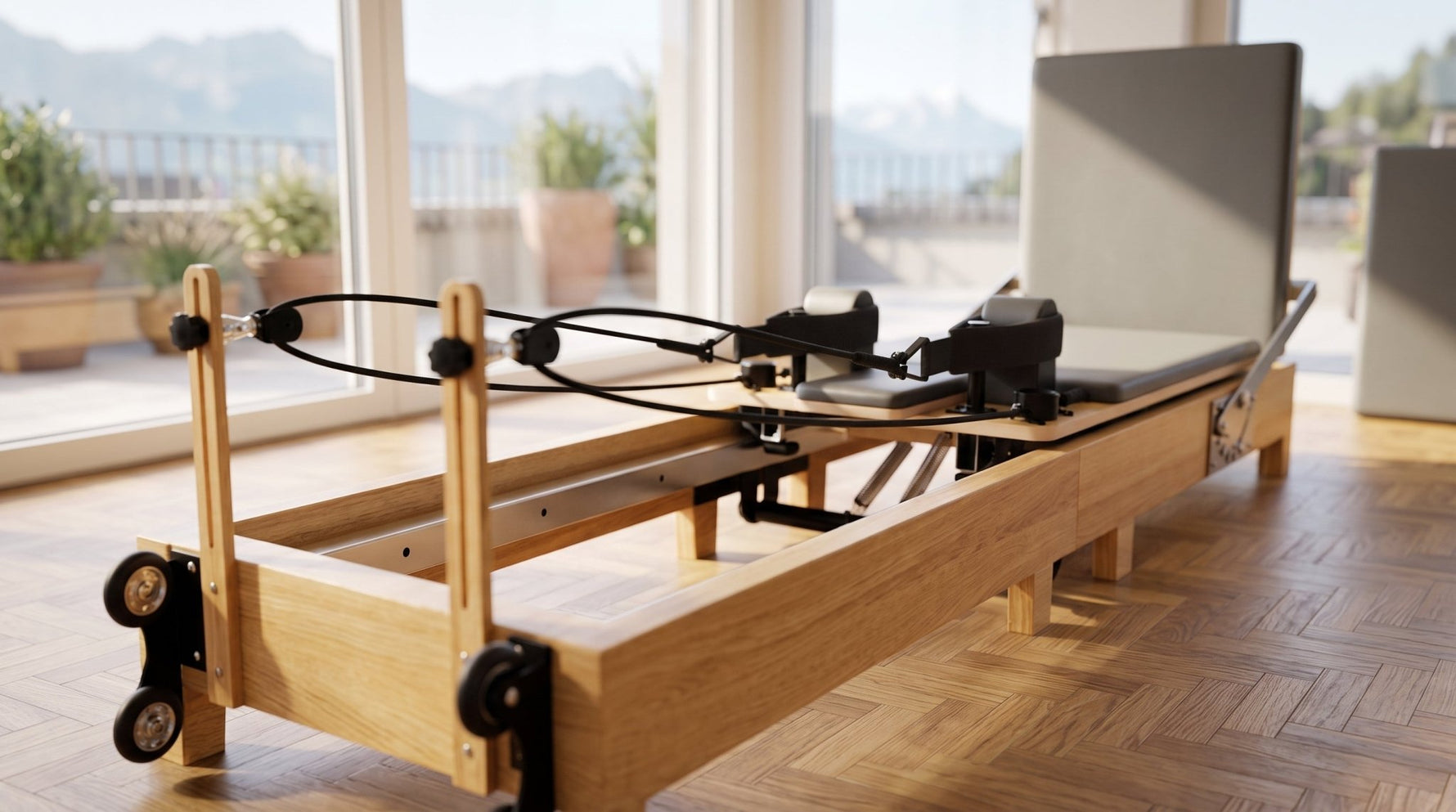 Ahornholz-Rahmen und Aluminium-Laufschiene des TWHEELS Pilates Reformer im Detail