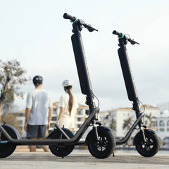 TWHEELS E-Scooter Lite in Schwarz, Trittbrett und Vorderrad, Detailansicht.