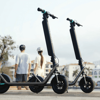 TWHEELS E-Scooter Lite in Schwarz, Trittbrett und Vorderrad, Detailansicht.