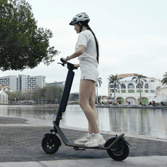 TWHEELS E-Scooter Lite in Schwarz, Seitenansicht des Elektro-Scooters.