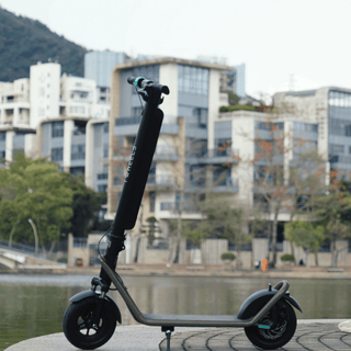 TWHEELS E-Scooter Lite in Schwarz, LED-Scheinwerfer und Bremse, Detailansicht.