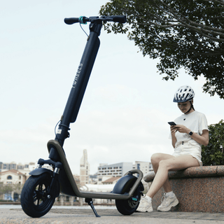 TWHEELS E-Scooter Lite in Schwarz, Hinterrad und Bremse, Detailansicht.
