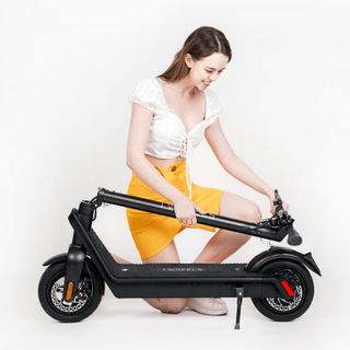 TWHEELS E-Scooter Pro in Schwarz, Seitenansicht des Elektro-Scooters.