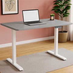 TWHEELS Standing Desk in Hellholz-Optik mit schwarzem Stahlgestell.