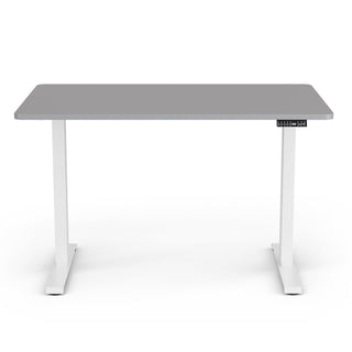 Elektrisch höhenverstellbarer TWHEELS Schreibtisch mit heller Platte und schwarzem Gestell.