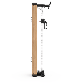 TWHEELS Fitness Seilzugturm aus Eichenholz mit zwei Seilzügen und schwarzen Gewichtsblöcken.