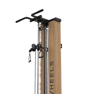 TWHEELS Fitness Seilzugturm aus Eichenholz mit Klimmzugstange und Gewichtsblöcken.