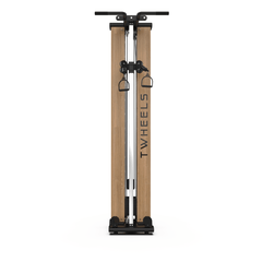 TWHEELS Fitness Seilzugturm aus Eichenholz, Kraftstation fürs Home-Gym, Studioaufnahme.