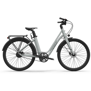 Graues E-Bike City Classic mit schwarzem Gepäckträger, Schutzblechen und Riemenantrieb.