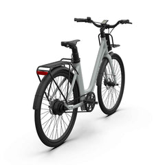 Graues E-Bike City Classic mit schwarzem Gepäckträger hinten und kleinem Frontträger.