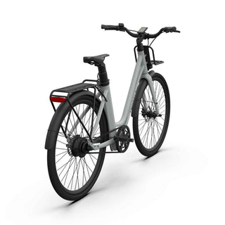 Graues E-Bike City Classic mit schwarzem Gepäckträger hinten und kleinem Frontträger.