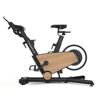 TWHEELS Indoor Bike aus Eichenholz mit schwarzem Sattel, Lenker und SmartNob-Display.