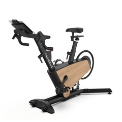 Hometrainer Indoor Bike von TWHEELS aus massivem Eichenholz fürs Home-Gym.