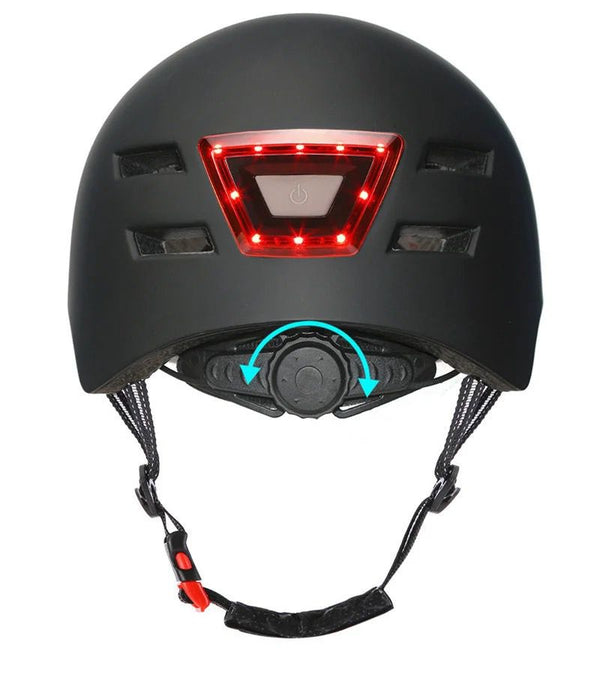 Rückansicht des Helms mit leuchtender roter Rückleuchte und Bedienknopf
