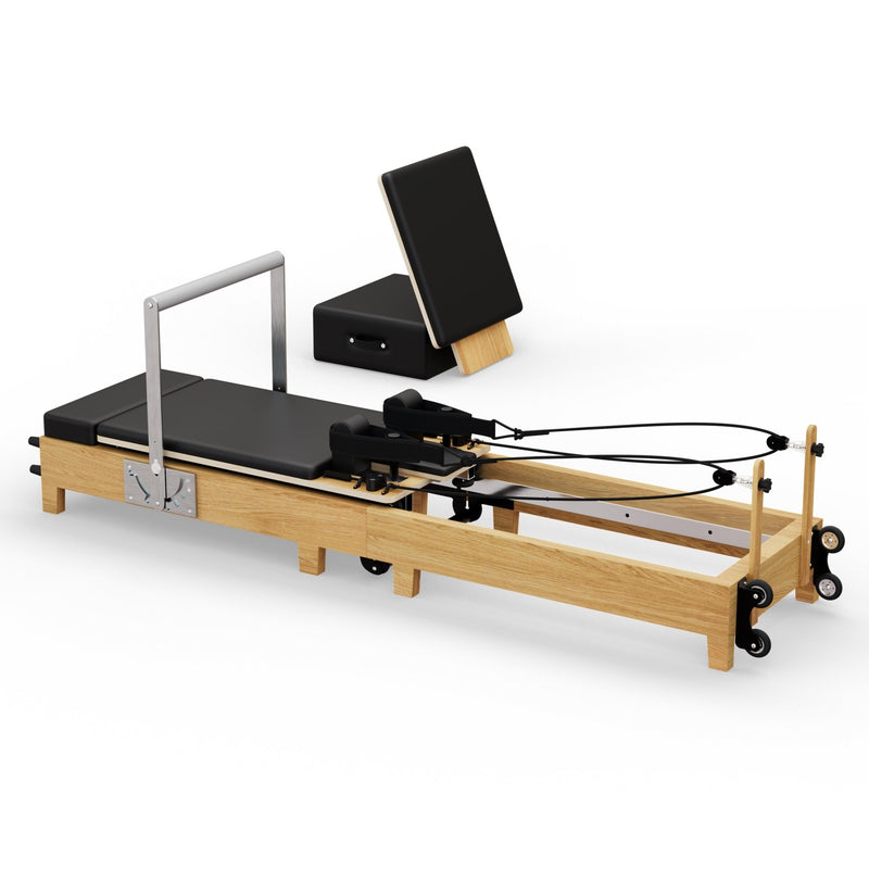 TWHEELS Pilates Reformer aus Ahornholz mit fünf Widerstandsfedern.