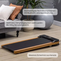 Elegantes Walking Pad Laufband aus massivem Eichenholz mit schwarzer Lauffläche und LCD-Display.
