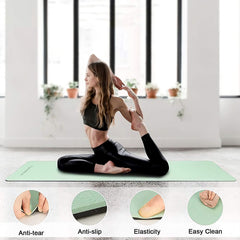 Frau in Yoga-Pose auf einer mintgrünen Yogamatte mit Anti-Rutsch- und Reißfestigkeits-Merkmalen.