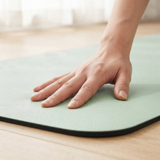 Hand drückt auf die gelenkschonende 6 mm Polsterung der grünen TWHEELS Yogamatte