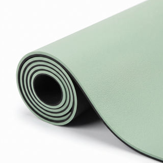Nahaufnahme der rutschfesten Oberflächenstruktur der grünen TWHEELS Yogamatte mit schwarzer Unterseite