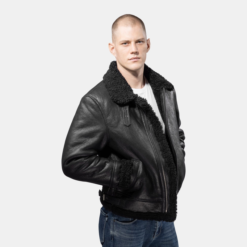 GÖTTIG Shearling-Lederjacke Schwarz, am Model in der Seitenansicht