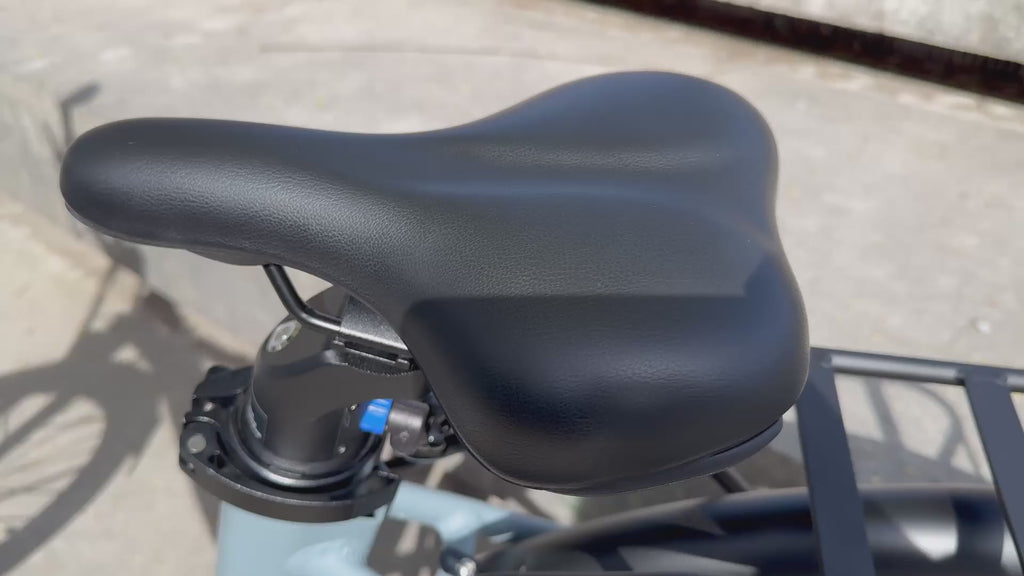 Video: TWHEELS E-Bike City Classic in Hellblau, Detailaufnahmen von Sattel und Antrieb sowie Fahrt durch die Stadt.