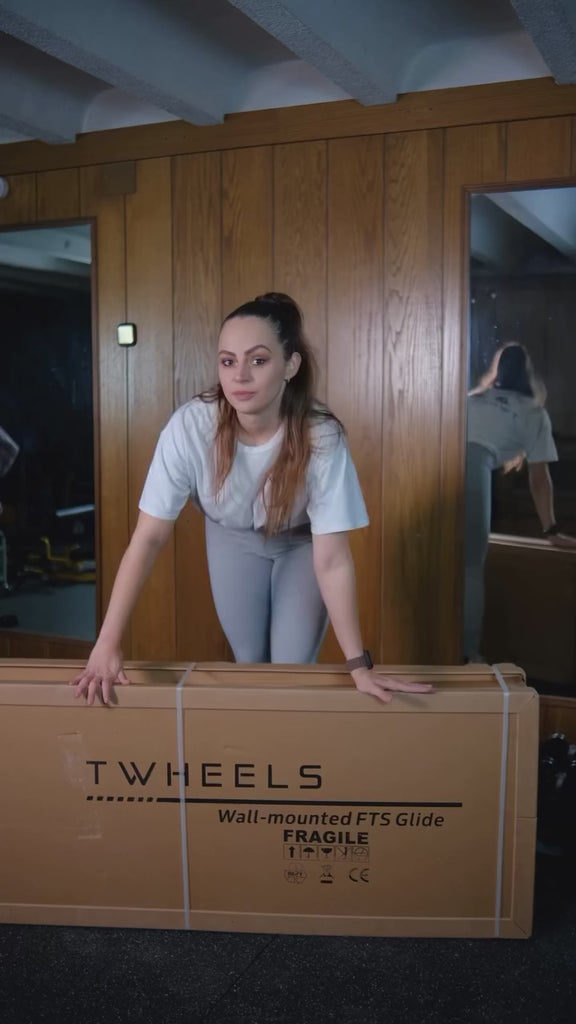 Video: Aufbau des wandmontierten TWHEELS Fitness Seilzugturms aus Eichenholz, vom Auspacken bis zur fertigen Kraftstation.