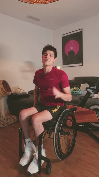 Video: Kunde berichtet über das TWHEELS Hometrainer Indoor Bike aus Eichenholz und trainiert damit im Wohnzimmer.