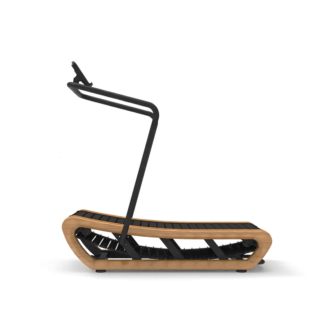 TWHEELS Sprinting Machine aus Eichenholz, motorloses Curved-Laufband auf weissem Hintergrund