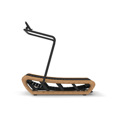 TWHEELS Sprinting Machine aus Eichenholz, motorloses Curved-Laufband auf weissem Hintergrund