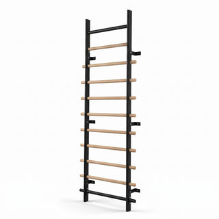 TWHEELS Sprossenwand aus schwarzem Stahl und Buchenholz in der Standard-Version ohne Pull-up- und Dip-Station auf weissem Hintergrund.