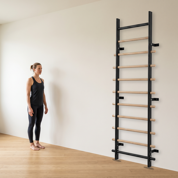 TWHEELS Sprossenwand Standard mit sichtbarem Wandabstand in einem hellen Trainingsraum