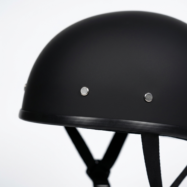 Nahaufnahme der mattschwarzen Schale des Chopper Helms mit Nieten