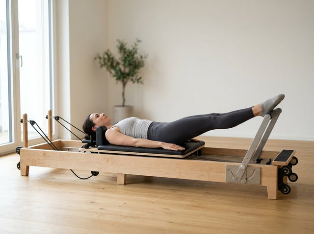 Beinpresse im Fersenstand (Footwork) auf dem Pilates Reformer aus Ahornholz (faltbar) - TWHEELS