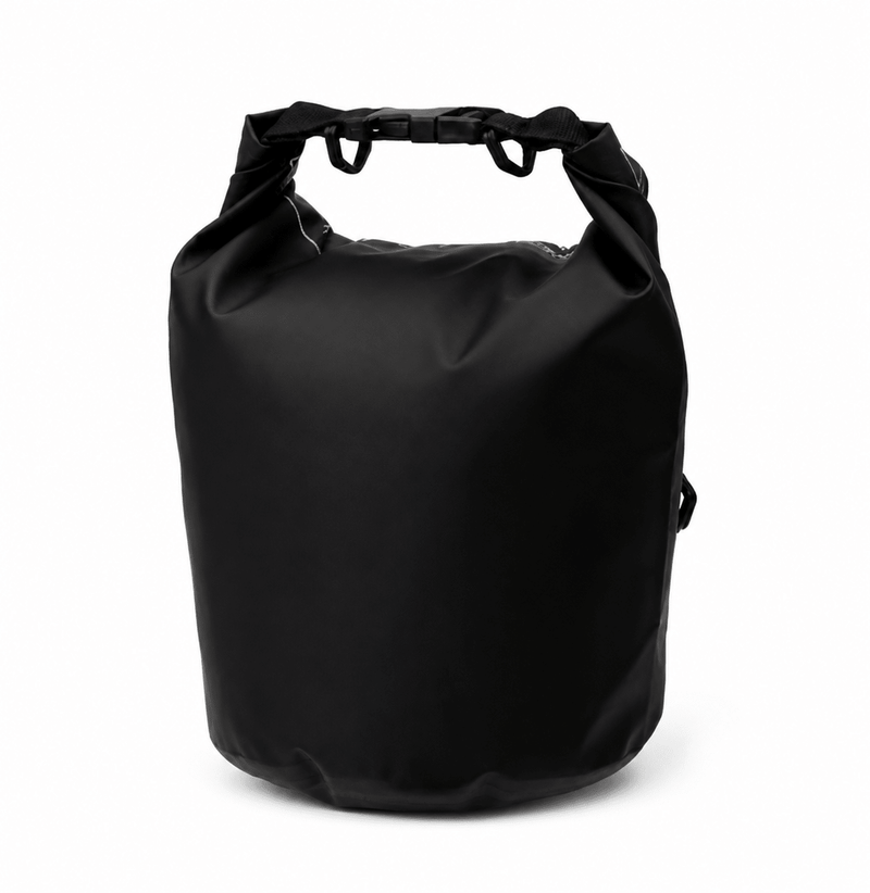 Schwarzer wasserdichter 5-Liter-Beutel mit Rollverschluss auf weissem Hintergrund.